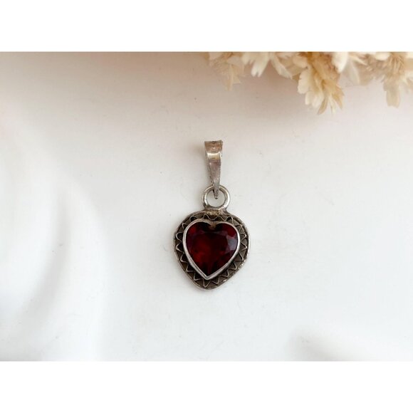 Garnet Accented Heart Shaped Wavy 925 Sterling Silver Vintage Pendant | Charm - Picture 12 of 12